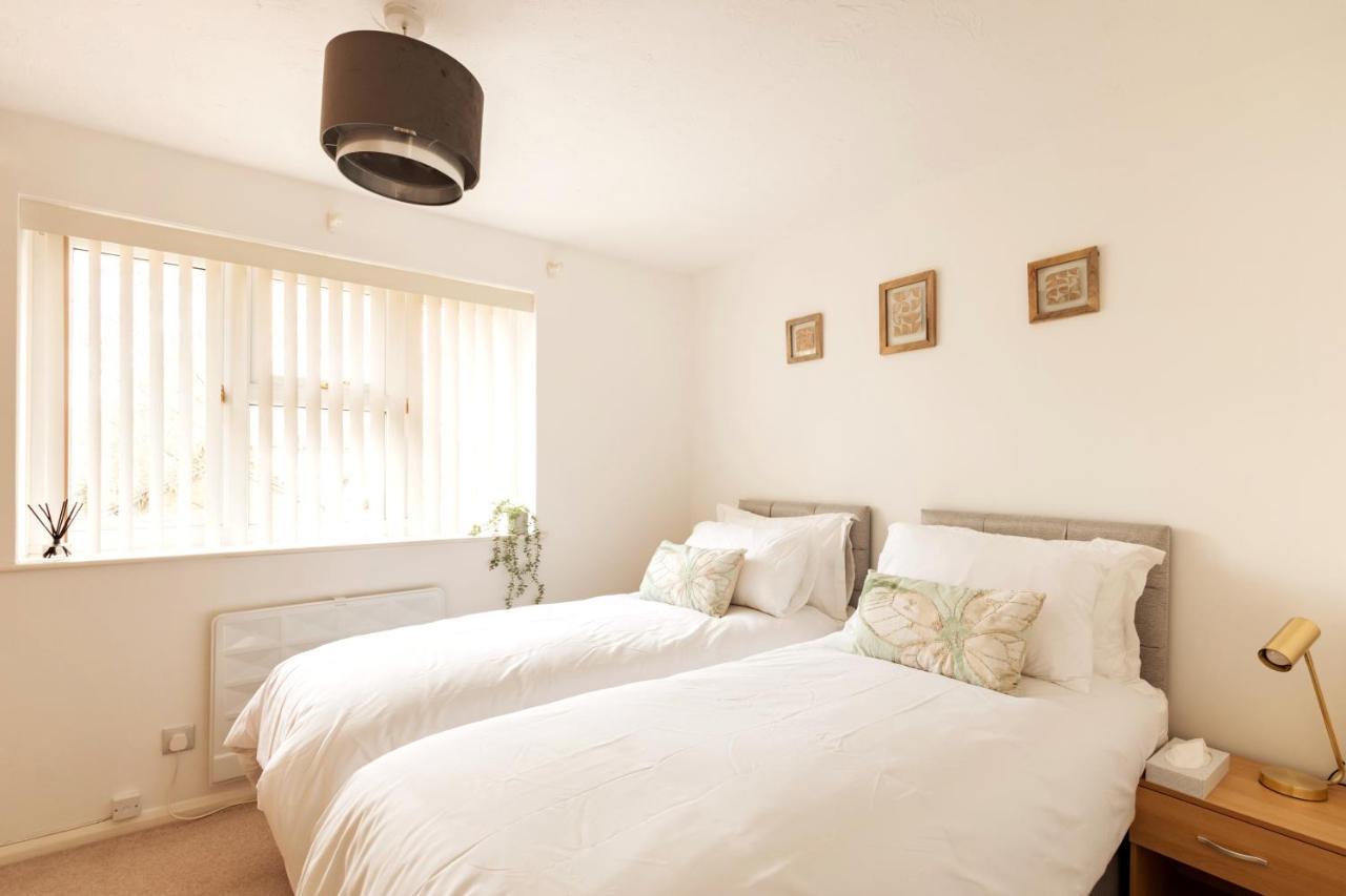 Surrey Stays - 2 Bedroom House, Rh1, Contractors Welcome, Sleeps 5 Max, 2 Parking Spaces, Near Town Centre, Train Station And Gatwick Airport Редхилл Экстерьер фото