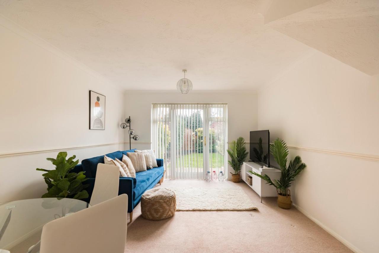Surrey Stays - 2 Bedroom House, Rh1, Contractors Welcome, Sleeps 5 Max, 2 Parking Spaces, Near Town Centre, Train Station And Gatwick Airport Редхилл Экстерьер фото