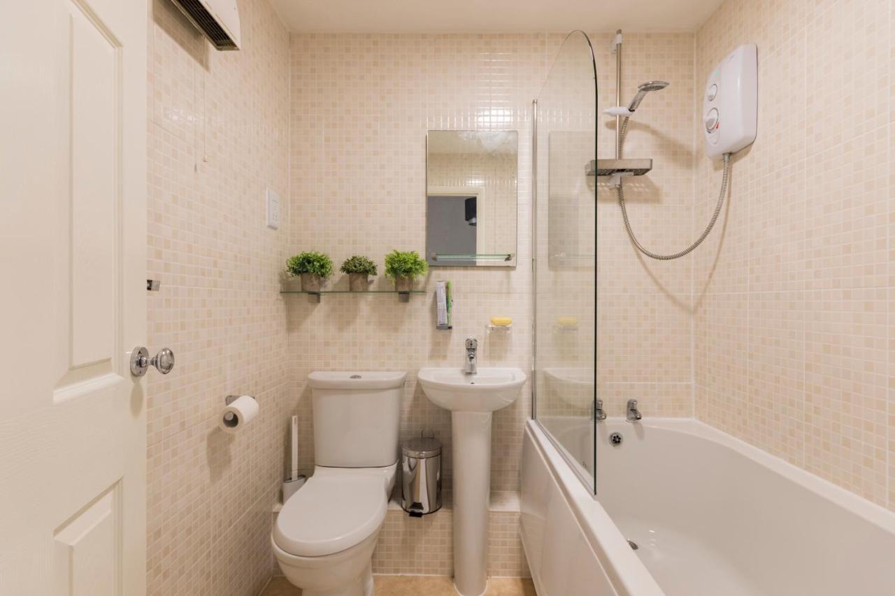 Surrey Stays - 2 Bedroom House, Rh1, Contractors Welcome, Sleeps 5 Max, 2 Parking Spaces, Near Town Centre, Train Station And Gatwick Airport Редхилл Экстерьер фото