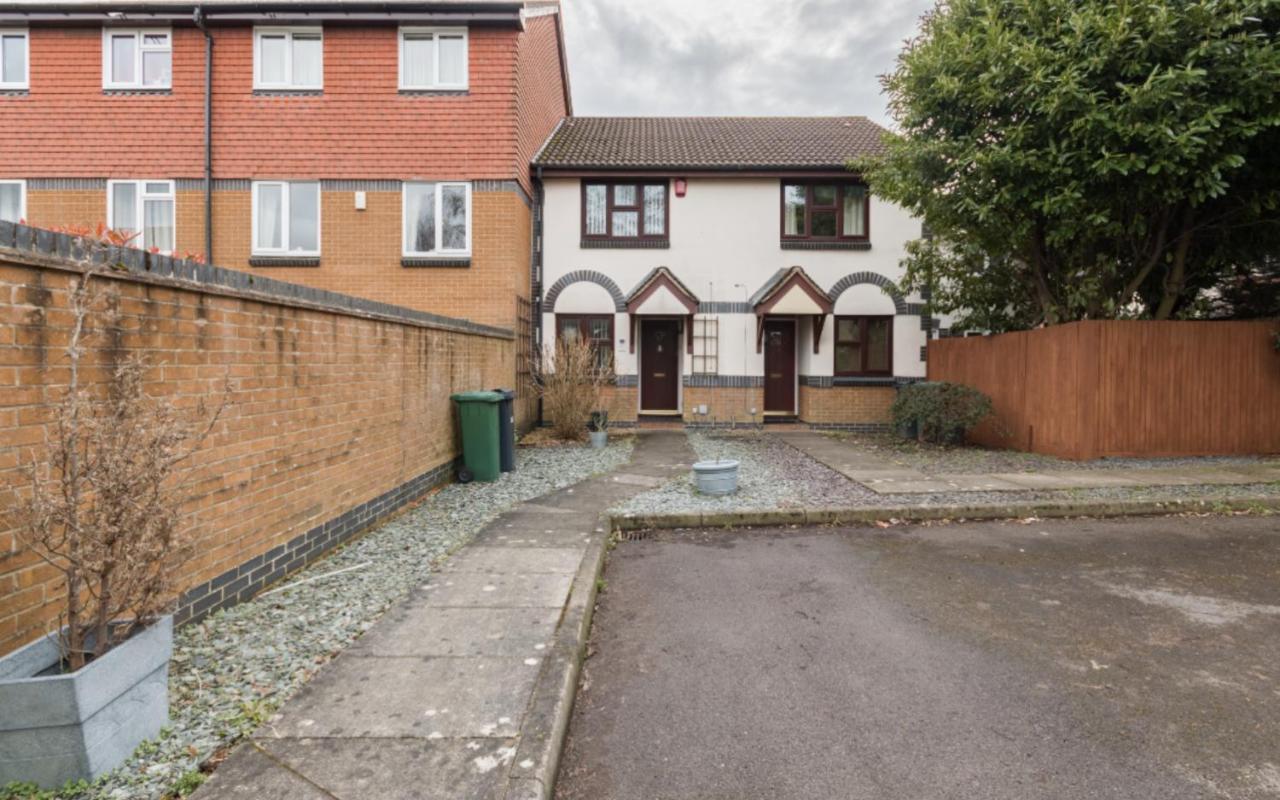 Surrey Stays - 2 Bedroom House, Rh1, Contractors Welcome, Sleeps 5 Max, 2 Parking Spaces, Near Town Centre, Train Station And Gatwick Airport Редхилл Экстерьер фото